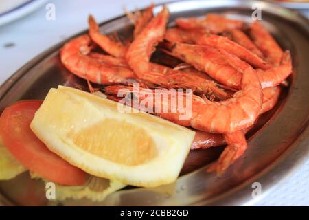 Gamberi su piatto d'argento con limone Foto Stock