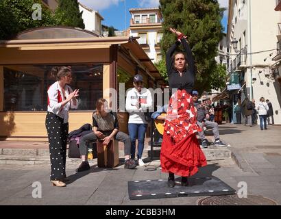 Animatori di strada che eseguono danze di flamenco. Plaza Pescaderia, Granada, Analusia, Spagna. Foto Stock