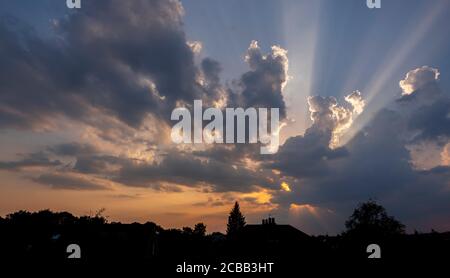 Wimbledon, Londra, Regno Unito. 11 agosto 2020. Il suggestivo cielo del tramonto con i raggi solari a Londra durante l'onda di calore in corso. Credito: Malcolm Park/Alamy. Foto Stock