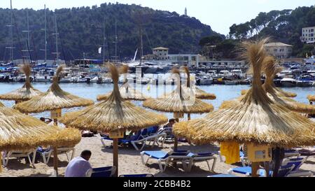 Port de Soller. Spagna - 06 10 2019: Ombrelloni e bagnanti in spiaggia. Foto di alta qualità Foto Stock