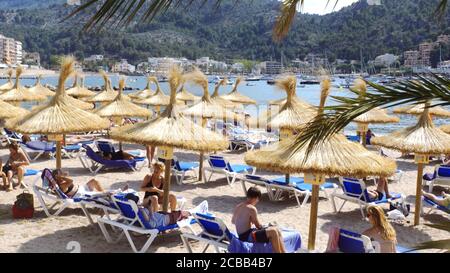 Port de Soller Spagna - 06 10 2019 ombrelloni e bagnanti in spiaggia. Foto di alta qualità Foto Stock