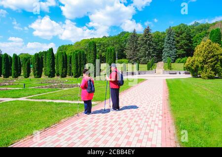 Anziani attivi che trascorrono del tempo a piedi nel parco.vita sportiva dopo il pensionamento. Senior Rest, Kislovodsk, Russia, 4 agosto 2020 Foto Stock