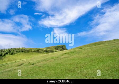 Bella prateria, prateria nella valle di Taoyuan, Caoling Mountain Trail passa sopra la vetta del Monte Wankengtou a Taiwan. Foto Stock