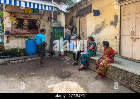 Mumbai, India - 22 novembre 2019: Donne non identificate che si rilassano per strada a Mumbai (colloquialmente conosciuto come Bombay), India. Foto Stock