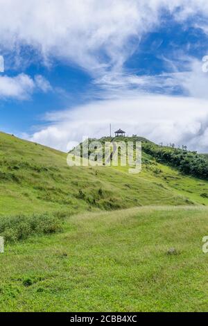 Bella prateria, prateria nella valle di Taoyuan, Caoling Mountain Trail passa sopra la vetta del Monte Wankengtou a Taiwan. Foto Stock