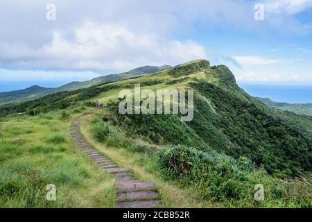 Bella prateria, prateria nella valle di Taoyuan, Caoling Mountain Trail passa sopra la vetta del Monte Wankengtou a Taiwan. Foto Stock