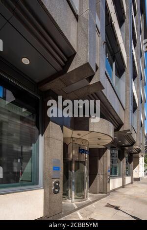 Vista obliqua dell'entrata principale sull'elevazione est che guarda a nord ovest da Prince's Street, mostrando un piano terra incassato. Blocco della città di Londra 2020 - Foto Stock