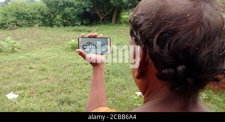 DISTRETTO KATNI, INDIA - 18 SETTEMBRE 2019: Citibank il logo della società di servizi finanziari visualizzato sullo schermo del telefono intelligente dal villaggio indiano uomo mano holdin Foto Stock