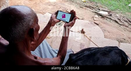 DISTRETTO KATNI, INDIA - 18 SETTEMBRE 2019: Online Shop logo visualizzato sullo schermo dello smartphone da indiano villaggio uomo mano holding mobile concetto. Foto Stock