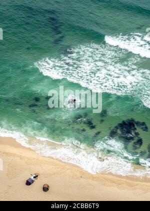 Spiaggia di Gyeongpo, Gangneung, provincia di Gangwon, Corea del Sud - Spiaggia di sabbia gialla e limpida e bella acqua verde blu sottratta dall'aria. Foto Stock