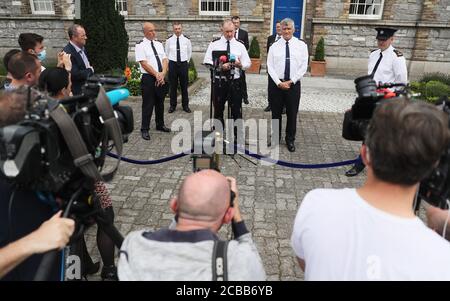 Il soprintendente capo Christy Mangan (centro) e il vice commissario John Twomey (sinistra), nel corso di una conferenza stampa presso la sede centrale del Garda di Dublino, dopo che una giuria ha approvato il 11-1 a favore del verdetto colpevole dopo 22 ore di deliberazione nel processo di Aaron Brady per l'assassinio di capitale del detective Garda Adrian Donohoe, Che è stato ucciso durante una rapina a Lordship Credit Union vicino a Dundalk nel gennaio 2013. Foto Stock