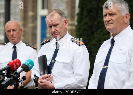 Il soprintendente capo Christy Mangan (centro) durante una conferenza stampa alla sede centrale del Garda di Dublino, dopo che una giuria ha concordato il 11-1 a favore del verdetto colpevole dopo 22 ore di deliberazione nel processo di Aaron Brady per l'assassinio di capitale del detective Garda Adrian Donohoe, Che è stato ucciso durante una rapina a Lordship Credit Union vicino a Dundalk nel gennaio 2013. Foto Stock