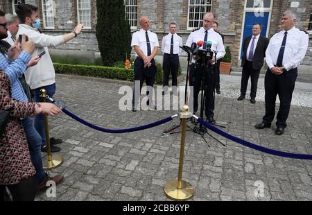 Il soprintendente capo Christy Mangan (centro) e il vice commissario John Twomey (sinistra), nel corso di una conferenza stampa presso la sede centrale del Garda di Dublino, dopo che una giuria ha approvato il 11-1 a favore del verdetto colpevole dopo 22 ore di deliberazione nel processo di Aaron Brady per l'assassinio di capitale del detective Garda Adrian Donohoe, Che è stato ucciso durante una rapina a Lordship Credit Union vicino a Dundalk nel gennaio 2013. Foto Stock