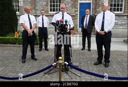 Il soprintendente capo Christy Mangan (centro) e il vice commissario John Twomey (sinistra), nel corso di una conferenza stampa presso la sede centrale del Garda di Dublino, dopo che una giuria ha approvato il 11-1 a favore del verdetto colpevole dopo 22 ore di deliberazione nel processo di Aaron Brady per l'assassinio di capitale del detective Garda Adrian Donohoe, Che è stato ucciso durante una rapina a Lordship Credit Union vicino a Dundalk nel gennaio 2013. Foto Stock