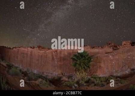 11 agosto 2020 - Gold Butte National Monument, Nevada, Stati Uniti - UNA meteora Perseide striscia attraverso il cielo sopra la piccola Finlandia, un altopiano di arenaria rossa e arancione che è stato pesantemente eroso in complesse e complesse formazioni rocciose il 11 agosto 2020. La mostra annuale, conosciuta come la doccia Perseidi perché le meteore sembrano irradiare dalla costellazione Perseo nel cielo nordorientale, è un risultato dell'orbita terrestre che passa attraverso i detriti della cometa Swift-Tuttle. Credit: ZUMA Press, Inc./Alamy Live News Foto Stock