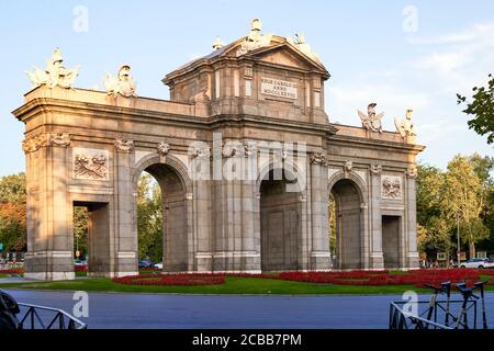 Puerta de Alcala - porta Alcala a Madrid, Spagna. Tramonto nel mese di agosto. Foto Stock