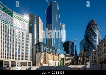 Vista panoramica che guarda a nord del cluster orientale da Fenchurch Street, dalla luce del sole di sinistra risplende al largo di 120 Fenchurch Street, poi la costruzione Willis Foto Stock