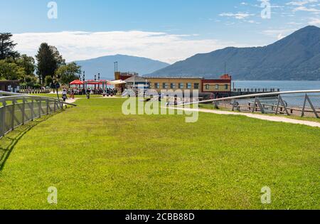 Germignaga, Lombardia, Italia - 11 settembre 2019: Veduta del Parco Boschettino con bar all'aperto sulla riva del Lago maggiore a Germignaga, provincia di V. Foto Stock