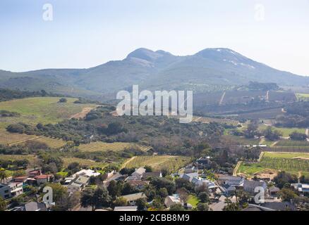 Città del Capo, Capo Occidentale / Sudafrica - 07/24/2020: Foto aerea di Paarl Rock e delle aziende vinicole circostanti Foto Stock