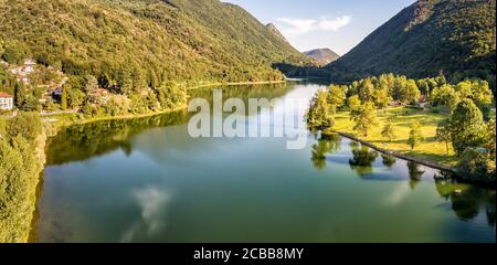 Veduta aerea del Lago Ghirla nel pomeriggio estivo, provincia di Varese, Italia Foto Stock