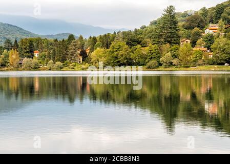 Paesaggio del Lago Ghirla con riflessi delle nuvole e degli alberi in un giorno d'autunno, provincia di Varese, Italia Foto Stock