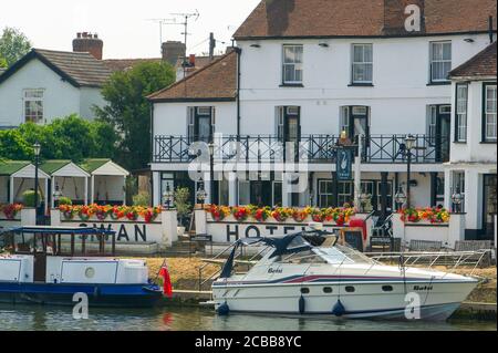 Staines-upon-Thames, Surrey, Regno Unito. 12 agosto 2020. Barche ormeggiate fuori dal Swan Hotel in un'altra giornata di cottura nel caldo. Credit: Maureen McLean/Alamy Live News Foto Stock