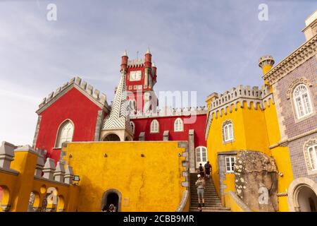 Sintra, Portogallo - 15 maggio 2017: Turisti che camminano e ammirano le pareti dai colori vivaci del Palazzo pena (Palácio da pena), un mondo dell'UNESCO Foto Stock