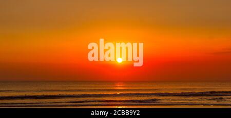 Tramonto sull'oceano a Bali, Indonesia Foto Stock