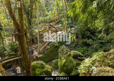 Bali, Indonesia - 30 Giugno 2019: Persone che camminano nel giardino di pura Goa Gajah. Il tempio, noto come Grotta dell'Elefante, si trova a Ubud ed era di origine Foto Stock