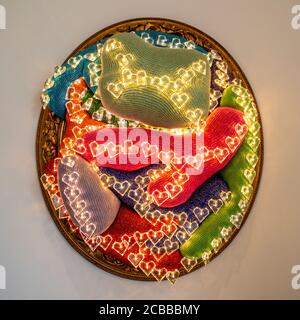 Heart Break 2015 di Joana Vasconcelos. Un'installazione a forma di crocheted art in un telaio ovale, illuminato con luci a LED a forma di cuore. Foto Stock