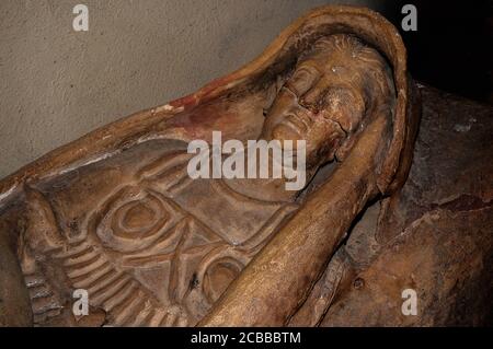 Una donna etrusca ha intercorso più di 2.000 anni fa. Scultura in pietra sul sarcofago etrusco nel museo archeologico di Tarquinia, Lazio. Foto Stock