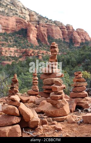 cairns di arenaria rossa di diverse altezze sul Devil's Bridge Trail a Sedona, Arizona, Stati Uniti Foto Stock