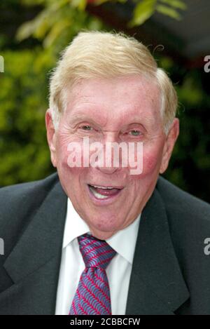 ***FILE PHOTO*** Sumner Redstone è passato via a 97. Sumner Redstone al CBS Network 2003 di fronte a Tavern on the Green a New York City il 14 maggio 2003. Credit: Walter McBride /MediaPunch Foto Stock