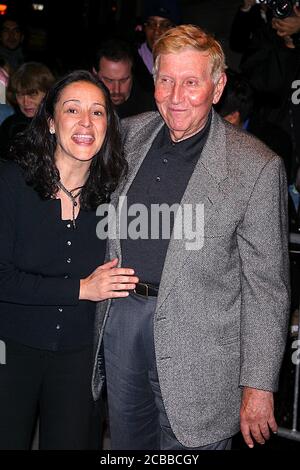 ***FILE PHOTO*** Sumner Redstone è passato via a 97. Sumner Redstone. New York. 2002. Credit: John Barrett/PHOTOlink/MediaPunch Foto Stock