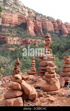 cairns di arenaria rossa di diverse altezze sul Devil's Bridge Trail a Sedona, Arizona, Stati Uniti Foto Stock