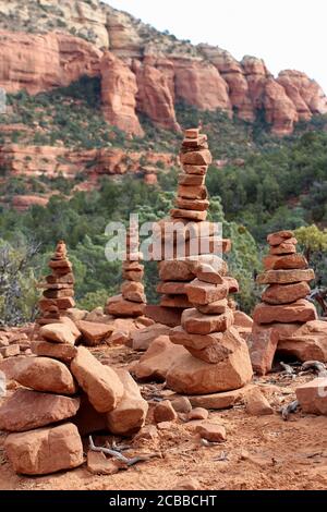 cairns di arenaria rossa di varie altezze sul Devil's Bridge Trail a Sedona, Arizona, Stati Uniti Foto Stock