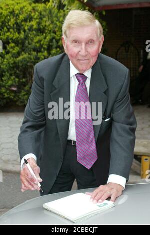 ***FILE PHOTO*** Sumner Redstone è passato via a 97. Sumner Redstone al CBS Network 2003 di fronte a Tavern on the Green a New York City il 14 maggio 2003. Credit: Walter McBride /MediaPunch Foto Stock