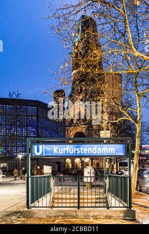 Ingresso della stazione della metropolitana (U-Bahn) a Kurfurstendam e Gedachtniskirche sullo sfondo. Berlino, Germania. Foto Stock