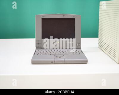 TERRASSA, SPAGNA-9 AGOSTO 2020: 1992 Apple Macintosh PowerBook Duo 210 computer portatile per notebook nel Museo Nazionale della Scienza e della tecnica Foto Stock