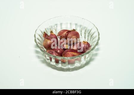 Aglio fresco e giovane isolato su sfondo bianco. Testa di aglio e spicchi d'aglio. Aglio fresco. Medicina naturale e concetto alimentare Foto Stock