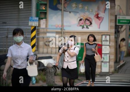 12 agosto 2020, Taipei, N/A per Taiwan, Taiwan: Pedoni a Taipei. Nonostante la sua vicinanza alla Cina, la nazione insulare di Taiwan è riuscita ad evitare un'epidemia di COVID-19 introducendo misure preventive non appena il virus è stato annunciato. Molti taiwanesi indossano maschere sulla strada per proteggere dalle infezioni. (Credit Image: © Brennan o'Connor/ZUMA Wire) Foto Stock