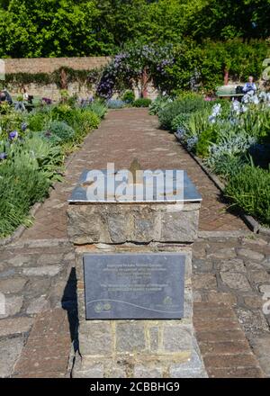 Vecchia meridiana nel centro di Eastcote Walled Garden, Eastcote Hillingdon, Londra nord-occidentale. Foto Stock