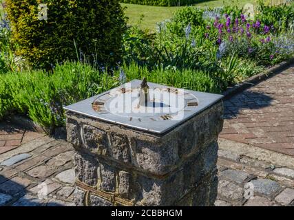 Vecchia meridiana nel centro di Eastcote Walled Garden, Eastcote Hillingdon, Londra nord-occidentale. Foto Stock