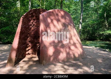 Threshold - una scultura di Natasha Rosling presso il Forest of Dean Sculpture Trail (ispirato alle grotte di Clearwell) a Beechenhurst Woods, vicino a Coleford, F. Foto Stock