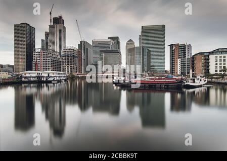 Distretto finanziario Canary Wharf a Londra riflesso in acqua Foto Stock