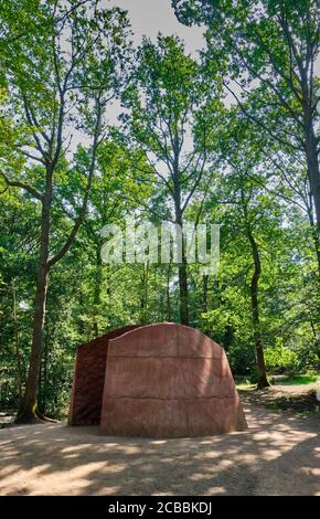 Threshold - una scultura di Natasha Rosling presso il Forest of Dean Sculpture Trail (ispirato alle grotte di Clearwell) a Beechenhurst Woods, vicino a Coleford, F. Foto Stock