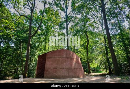 Threshold - una scultura di Natasha Rosling presso il Forest of Dean Sculpture Trail (ispirato alle grotte di Clearwell) a Beechenhurst Woods, vicino a Coleford, F. Foto Stock