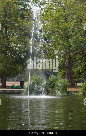 Londra, Regno Unito. 12 agosto 2020. Una fontana d'acqua in uno stagno nel Parco Walpole in una giornata di sole. Foto Stock
