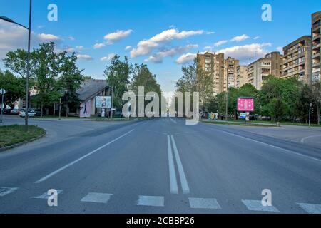 Zrenjanin, Serbia, aprile 26.2020. Strade vuote senza traffico durante il periodo di quarantena a causa dell'epidemia di Covid 19. Foto Stock