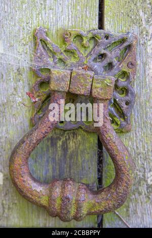 Doddington Hall Lincolnshire, tagliato a mano, figure da giardino naturale, statue, spazio pubblico, sculture, arte, vecchio, metallo ruggine, maniglia della porta Foto Stock